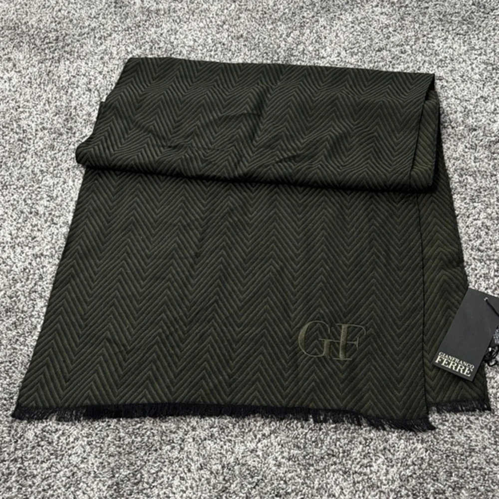 NWT Gianfranco Ferre Wool Silk Blend Wrap Chevron Print Scarf
